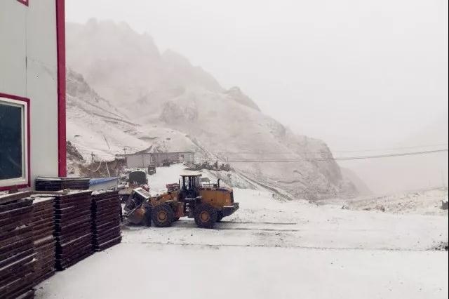 人間四月芳菲盡，山中春雪還復來