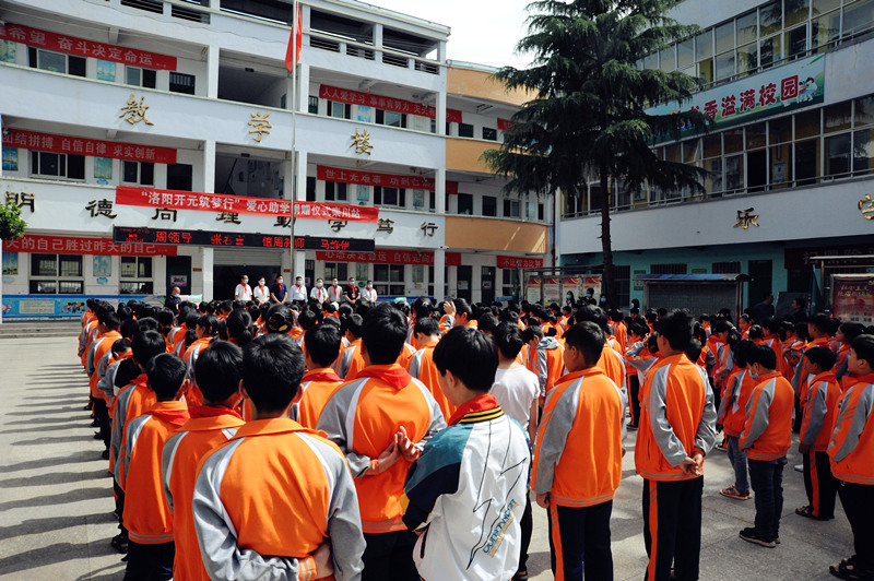 “洛陽(yáng)開(kāi)元筑夢(mèng)行”六一愛(ài)心助學(xué)活動(dòng)第一站!!!!SIMPLE_HTML_DOM__VOKU__PIPE!!!!欒川縣秋扒鄉(xiāng)捐贈(zèng)儀式圓滿舉行