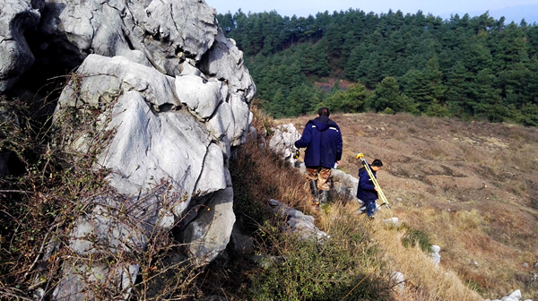 1496911614105814.jpg 針對(duì)尾礦壩匯水面積專項(xiàng)測(cè)量工作的行進(jìn)路途中_副本.jpg